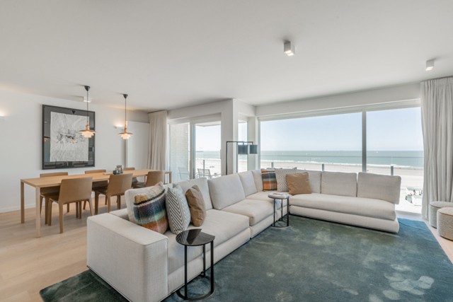 Heel ruim appartement op de zeedijk aan het Albertstrand