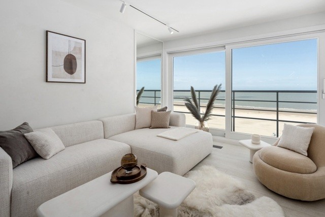 Magnifique appartement rénové avec vue frontale sur mer à Duinbergen