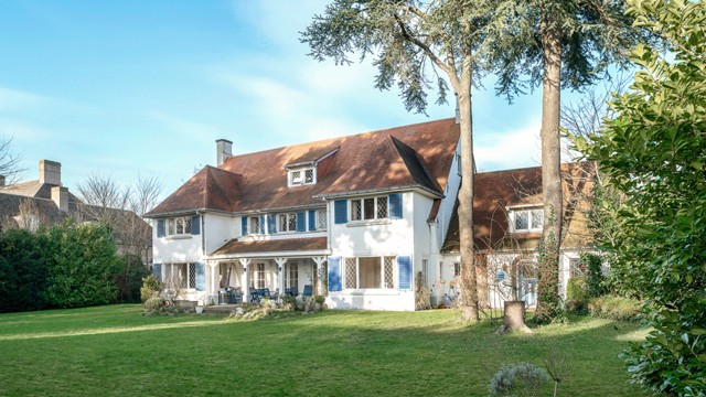 Ruime villa met karakter en groot perceel op unieke locatie in het Zoute