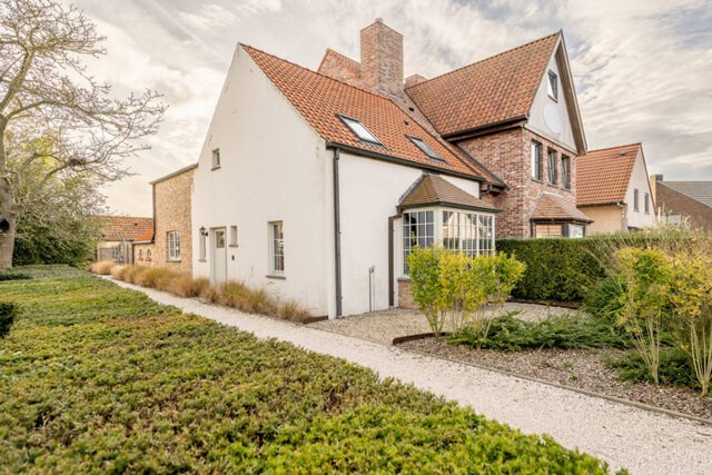 Charmante maison jumelée sur une parcelle de 2 012 m²