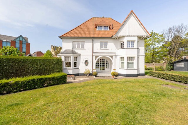 EXCLUSIEF TE KOOP - Te renoveren villa topligging op de Golf 