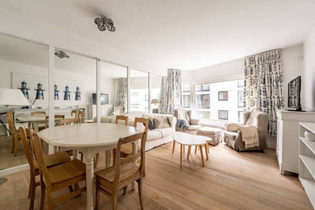Instapklaar gemeubeld appartement met lateraal zeezicht in het Zoute