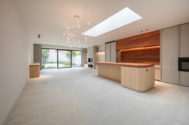 Schitterend afgewerkte nieuwbouwwoning, zeer centraal gelegen, op enkele passen van de groentemarkt