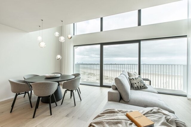 Luxueus mezzanine-appartement met frontaal zeezicht
