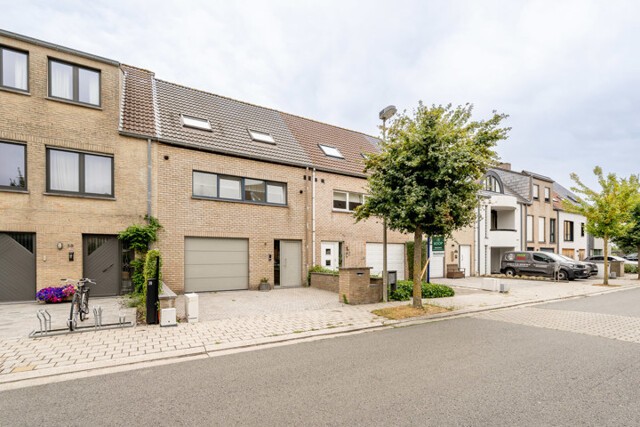 Rustig gelegen, gemeubelde bel-etage woning met garage 