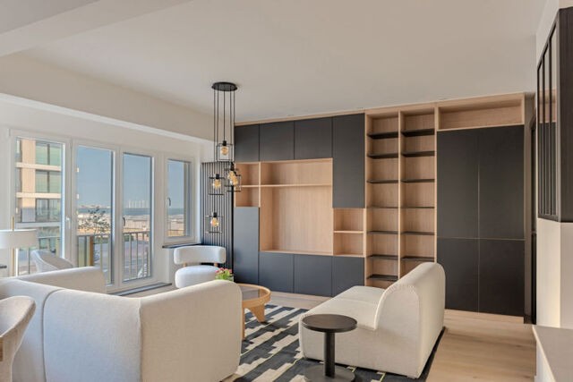 Appartement rénové avec vue latérale sur mer.