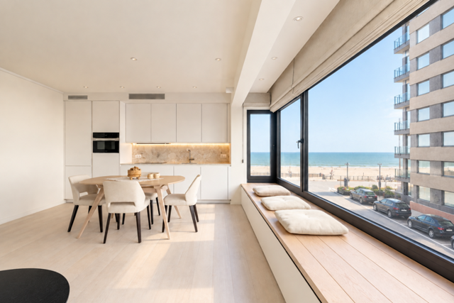 Prachtig gerenoveerd appartement met zijdelings zeezicht 